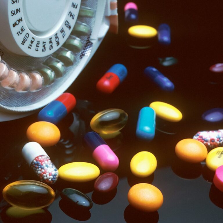 a bunch of pills sitting on top of a table